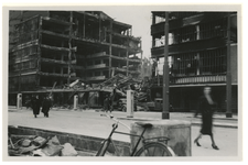 XXXIII-569-37-29 De door het Duitse bombardement van 14 mei 1940 getroffen Schiedamsesingel met het warenhuis De ...