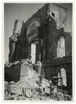 XXXIII-569-37-31 Gezicht op de door het Duitse bombardement van 14 mei 1940 getroffen Kaasmarkt met puinresten van het ...