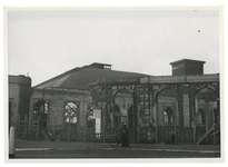 XXXIII-569-39-8 Restanten van het station Delftse Poort aan het Stationsplein, na het Duitse bombardement van 14 mei 1940.