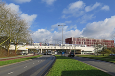17 Metrostation Melanchtonweg, gezien vanuit westelijke richting met op de achtergrond het schoolgebouw van HMC ...