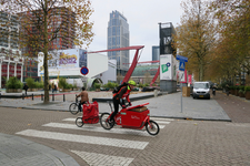 256 Een pakketbezorger per fiets bij het Schouwburgplein.