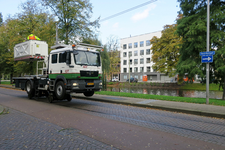 316 Met een hoogwerker van de RET worden werkzaamheden uitgevoerd aan de bovenleiding van de trambaan aan de Noordsingel.