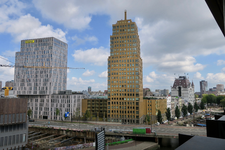 325 Uitzicht vanuit het Red Apple gebouw op de André van de Louwbrug en de Wijnhaven met rechts het Kantoorgebouw ...