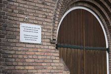 2022-55 Tekstbord naast de ingang van de Breepleinkerk waarop staat In deze kerk werden van 1942 tot 1945 aan ...