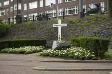 2022-84 Een verzetskruis met de tekst 'voor hen die vielen' aan de Oostzeedijk Beneden, aan het einde van de Hoflaan. ...