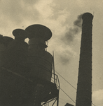 FD-3227 Detailfoto van een fabriek met rokende schoorsteen.