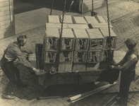 FD-3246 Het lossen van kisten appels uit Nieuw Zeeland vanuit een schip aan de kade.