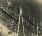 FD-3264 Detailfoto van een aantal scheepsbouwers op ladders langs de romp van een schip.