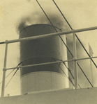 FD-3370 Detailfoto van werkende schoorstenen op een zeeschip.
