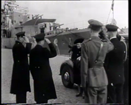 BB-0201 Koningin bezoekt torpedojager en onderzeeër