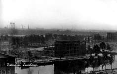 1979-1293 Gezicht op de door het Duitse bombardement van 14 mei 1940 getroffen omgeving van de Leuvehaven. Links op de ...