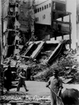 1979-1373 Gezicht op de door het Duitse bombardement van 14 mei 1940 getroffen warenhuis de Bijenkorf aan de ...