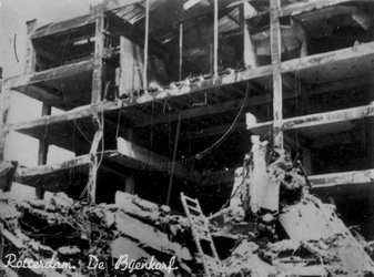 1979-1374 Restanten na het Duitse bombardement van 14 mei 1940. Het warenhuis de Bijenkorf aan de Schiedamsesingel.