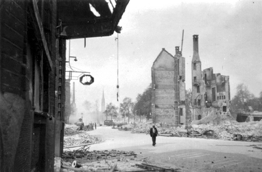 1998-994 Gezicht op de door het Duitse bombardement van 14 mei 1940 getroffen Sint-Janstraat met restanten van panden, ...