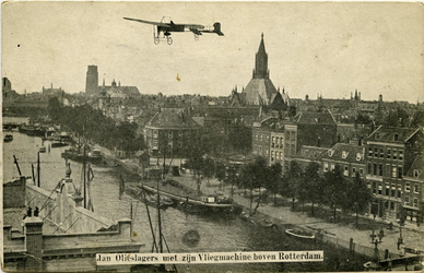 PBK-10331 De Antwerpse luchtvaartpionier Jan Olieslagers vliegt met zijn machine over de Leuvehaven, Rotterdam. Rechts ...