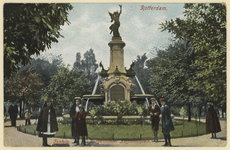 PBK-1091 Gezicht op het monument aan het Burgemeester Hoffmanplein.