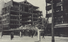 PBK-1275 Tijdens het bombardement van 14 mei 1940 liep warenhuis de Bijenkorf aan de Schiedamsesingel een treffer op. ...