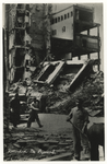 PBK-1276 Puinresten na het bombardement van 14 mei 1940. Het warenhuis de Bijenkorf aan de Schiedamsesingel. Gezien ...