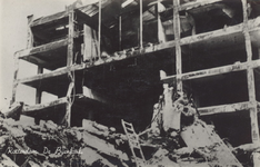 PBK-1277 Gezicht op een fragment van de door het Duitse bombardement van 14 mei 1940 getroffen warenhuis de Bijenkorf ...