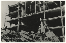 PBK-1277 Gezicht op een fragment van de door het Duitse bombardement van 14 mei 1940 getroffen warenhuis de Bijenkorf ...