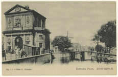 PBK-1344 De Delftse Poort aan het Delftsepoortplein, uit het zuiden gezien, vanaf de Delftsevaart, op de achtergrond ...
