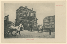 PBK-1726 Gezicht op de Delftse Poort, op de achtergrond huizen aan het Delftsepoortplein, uit het zuidwesten, vanaf de ...