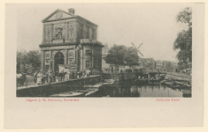 PBK-1785 Gezicht op de Schiekolk en de Schiebrug met links daarvan de Delftse Poort aan het Delftsepoortplein, vanaf de ...