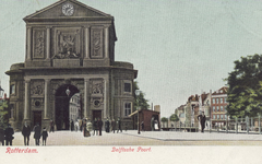 PBK-1791 Gezicht op de Delftse Poort aan het Delftsepoortplein in de richting van de Rotterdamse Schie, rechts het ...
