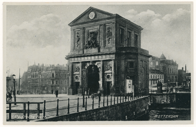 PBK-1798 De Delftse Poort aan het Delftsepoortplein, Rechts de Schiekolk en de Schiebrug met op de achtergrond de ...