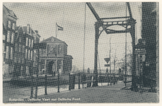 PBK-1859 Delftsevaart met links op de achtergrond de Delftse Poort. In het midden de Galerijbrug en rechts op de ...