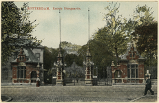 PBK-1876 De hoofdingang van de Rotterdamsche Diergaarde aan de Kruisstraat, uit het zuiden gezien vanaf de Diergaardelaan.
