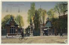 PBK-1879 De hoofdingang van de Rotterdamsche Diergaarde aan de Kruisstraat, uit het zuiden gezien, vanaf de Diergaardelaan.