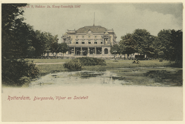 PBK-1892 Gezicht op de vijver met daarachter het sociëteitsgebouw van de Rotterdamse Diergaarde.