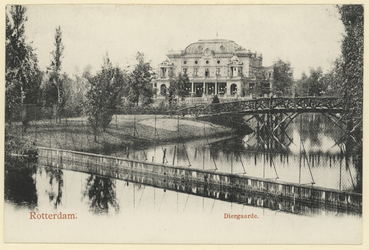 PBK-1897 Gezicht op het sociteitsgebouw van de Rotterdamsche Diergaarde, rechts het houten bruggetje over de vijver.