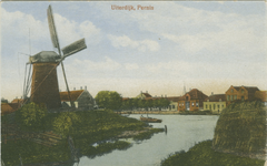 PBK-1983-1388 Nieuwendijk met links molen De Zwaan op de hoek van de Uiterdijk en de Pernisser Molenweg.