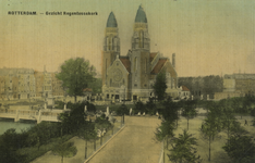 PBK-1983-238 De Koninginnekerk uit het zuidoosten gezien. Op de voorgrond de Sophiakade, aan de overzijde rechts de ...