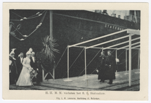 PBK-1983-341 Koningin Wilhelmina en koningin-moeder Emma velaten het s.s. Statendam tijdens het bezoek op 9 juni 1899.