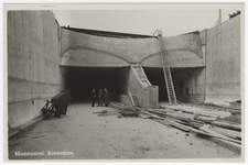 PBK-1983-49 Het tunnelportaal van de Maastunnel aan de Linker Maasoever.