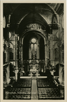 PBK-1983-523 Het altaar in de Kerk van het Allerheiligst Hart van Jezus aan de Van Oldenbarneveltstraat.