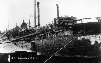 PBK-1984-73 Het schip de s.s. Statendam van de Holland-Amerika Lijn na de brand van mei 1940