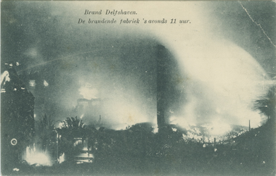 PBK-1984-79 De vuurzee tijdens de brand in de fabriek van firma van der Lugt in Delfshaven.