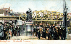 PBK-1985-193 Gezicht op het standbeeld van Erasmus aan de Grotemarkt. Op de achtergrond de spoorbrug