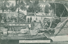 PBK-1985-218 Overzicht van de ravage aan boord en op de kade na de ontploffing op het rijnschip Gutenberg.