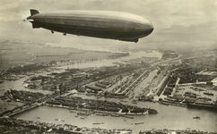 PBK-1985-24 De Graf Zeppelin boven de Nieuwe Maas en het Noordereiland met daarachter de Koningshaven. Verder de ...