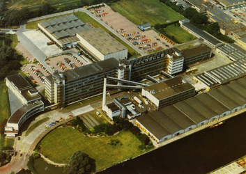 PBK-1986-270 Kantoor en fabrieksgebouwen van De Erven de Wed. J. van Nelle N.V. aan de Van Nelleweg nummer 1. Rechts op ...