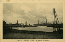PBK-1986-290 Berghaven te Hoek van Holland. Op de achtergrond de vuurtoren en de uitkijktoren.