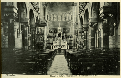 PBK-1986-7-7-TM-12 Boekje met afbeeldingen van het interieur van 18 rooms-katholieke kerken, waarvan 6 afgebeeld. Van ...