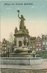 PBK-1987-100-4 Het monument Maagd van Holland aan de Nieuwemarkt, uit het westen gezien.