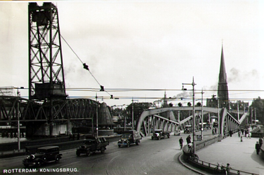 PBK-1987-1339 De Koninginnebrug over de Koningshaven. Links de spoorhefbrug, op de achtergrond de toren van de ...