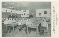 PBK-1987-1544 Kinderen en leraren in het leslokaal waar het leervak handenarbeid ( slöjd ) werd gegeven in het ...